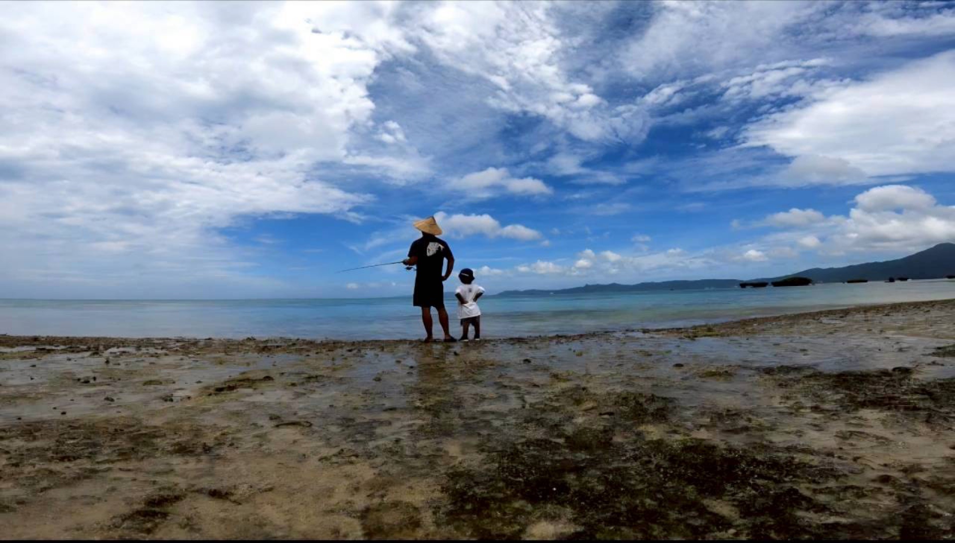 石垣島の海で子供と一緒に釣りをする浜ちゃん｜浜ちゃん観光プライベートツアー