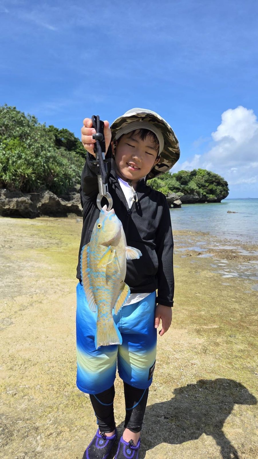 石垣島で初めて釣った魚を掲げる少年｜浜ちゃん観光