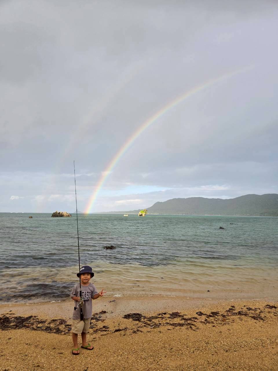 石垣島 ダブルレインボーと釣りを楽しむ少年|浜ちゃんの島遊び
