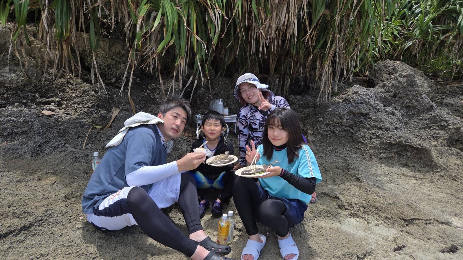 石垣島のビーチで釣った魚を家族で食べる島ごはん体験｜浜ちゃん観光