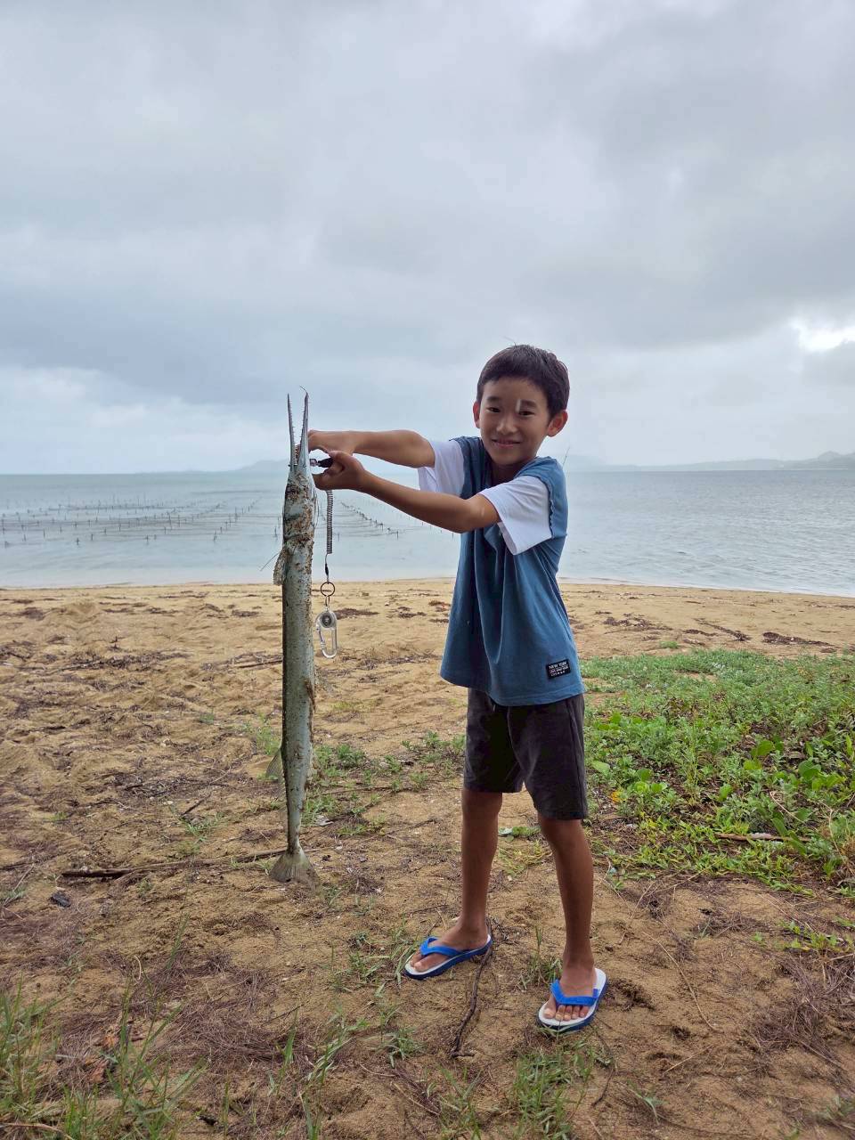 石垣島 大きな魚を釣った少年とビーチ|浜ちゃんの島遊び