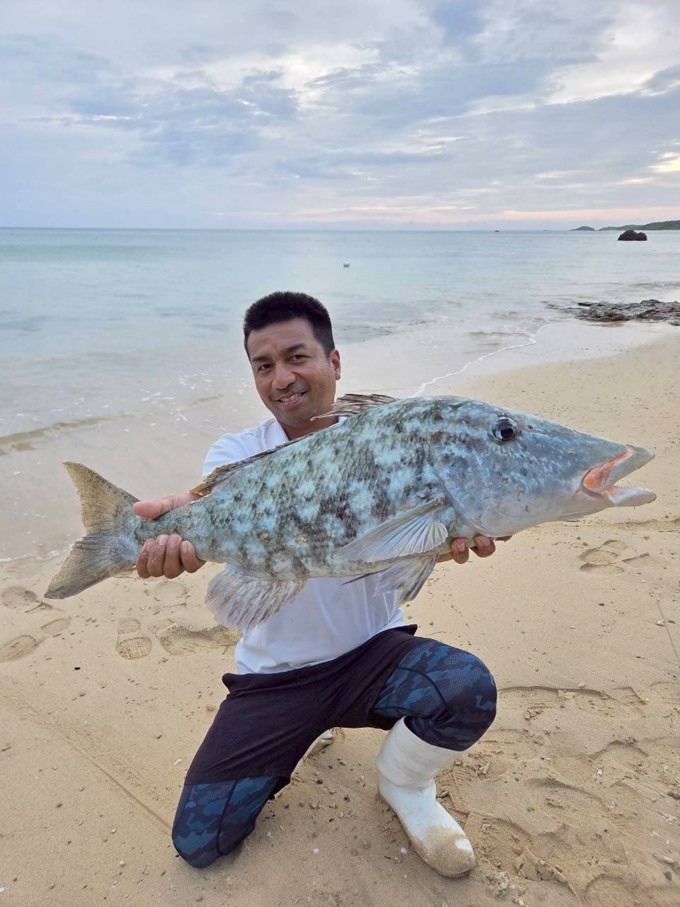 石垣島の釣りガイド浜ちゃんが大物ハタを持つ