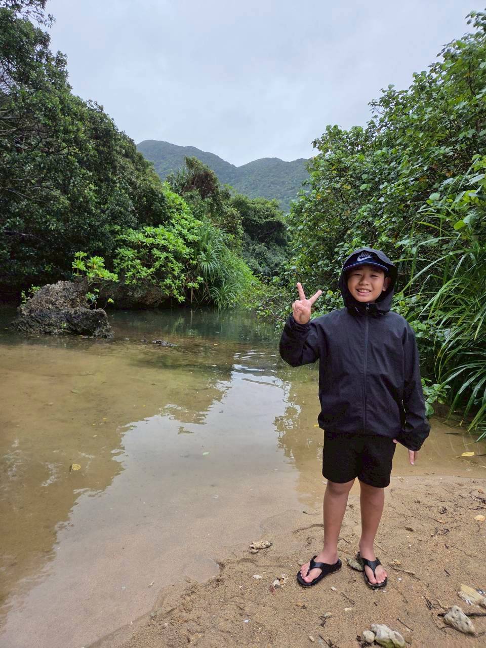 石垣島 ジャングルの川を探検する少年|浜ちゃんの島遊び