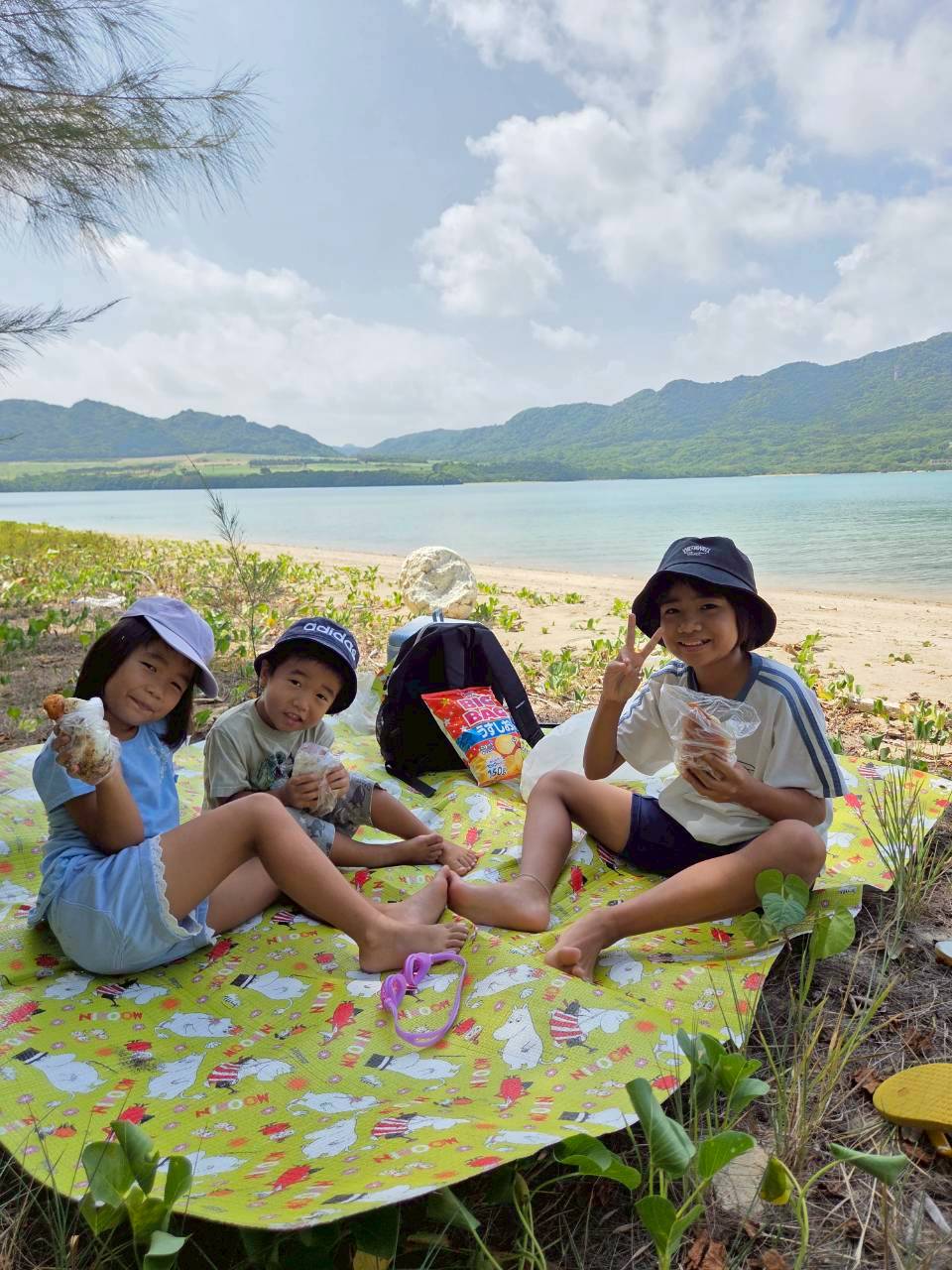 石垣島 ビーチでピクニックを楽しむ子供たち|浜ちゃんの島遊び