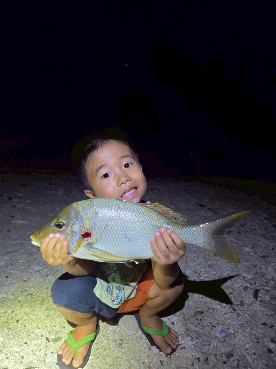 石垣島 夜釣りで大物を釣った少年|浜ちゃんの島遊び